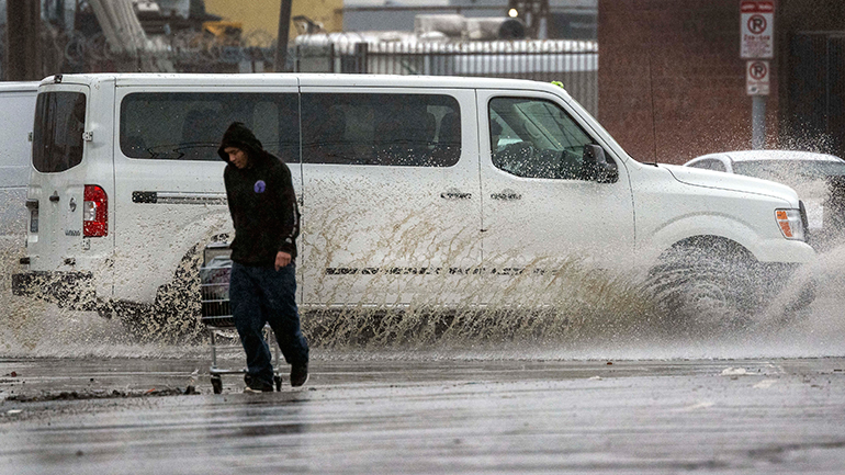 ΗΠΑ: Ένα παιδί σκοτώθηκε λόγω της σφοδρής καταιγίδας στην Καλιφόρνια – Χιλιάδες έχουν μείνει χωρίς ρεύμα